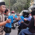 Anggota PWI Sidoarjo saat membagikan takjil ke pengguna jalan. Foto: Ist