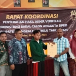 KPU Bangkalan saat menyerahkan hasil akhir verifikasi Bacaleg pada perwakilan partai politik.