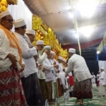 KH Saifuddin Zuhri dari Malang menyalami tamu undangan saat hendak menyampaikan mauidhoh hasanah.