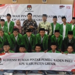 Makmun saat foto bersama siswa MA Mambaus Sholihin Suci. foto: ist