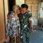 Mbah Timirah, memberikan pelukan dan ciuman sebagai bentuk rasa terima kasih kepada Sertu Aguk.