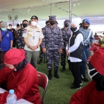 Wali Kota Eri saat mendampingi sejumlah tokoh seperti Pangkoarmada II dan Forkopimda Jatim meninjau vaksinasi massal di Lapangan Thor, Kamis (29/7/2021).