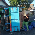 Truk yang terguling di Jalan Raya Desa Menang, Kecamatan Pagu, Kabupaten Kediri, Senin (5/7/2021). (foto: ist)