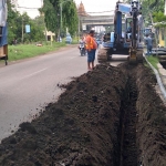 Kegiatan penggalian pipa proyek optik SPAM di Desa Gununggangsir.