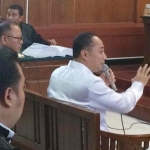 Mantan Kepala Bapekko Eri Cahyadi memberi keterangan di persidangan di PN Surabaya.