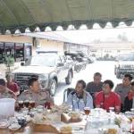 Kapolres Ngawi, AKBP Suryo Sudarmadi (tiga dari kiri) saat berbincang dengan wartawan dalam acara bertajuk Coffee Morning. foto: zainal abidin/BANGSAONLINE