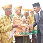 Para Veteran saat menerima santunan dari Bupati Jombang, Nyono Suharli Wihandoko, Kamis (10/11). foto: ROMZA/ BANGSAONLINE