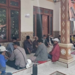 Warga Desa Batah Barat ketika mendatangi sekretariat P2KD.