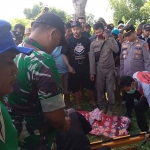 Korban, Sutrisno (14) setelah berhasil di evakuasi oleh warga sekitar.