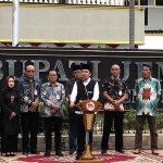 Bupati Jember saat konferensi pers.