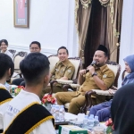 Bupati Gresik saat memberikan pembekalan untuk Finalis Duta Genre 2026. Foto: Ist
