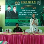 Anggota MPR RI Arzeti Bilbina Huzaimi melaksanakan sosialisasi empat pilar kebangsaan di yayasan At-Taufiq, Surabaya, Ahad (6/8). foto: DIDI ROSADI/ BANGSAONLINE