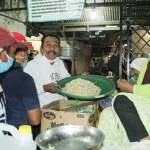 Cabup Qosim saat menyapa pedagang di Pasar Tambak Pulau Bawean. (foto: ist)