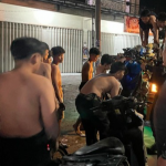 Puluhan remaja yang terjaring razia balap liar oleh Polres Gresik saat diminta mengangkut kendaraan mereka ke mobil bak petugas.