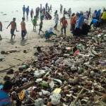 PEDULI: Para anak yatim dan pendampingnya melakukan bakti sosial bersih pantai utara yang berada di kawasan Jalan RE Martadinata Tuban. foto: suwandi/BANGSAONLINE