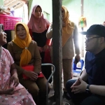 Bupati Kediri, Hanindhito Himawan Pramana, saat berbincang dengan janda yang hidup sendirian. Foto: Ist