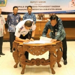 Bupati Gresik Sambari HR bersama Kadishub Andhy Hendro Wijaya saat menandatangani perjanjian kinerja tahun 2018.