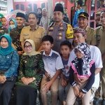 Bupati Jombang, Mundjidah Wahab, saat takziyah ke korban tragedi Kanjuruhan Malang.