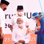 Wali Kota Kediri Abdullah Abu Bakar (kiri) saat mendampingi Menteri Kesehatan Republik Indonesia (Menkes RI), Budi Gunadi Sadikin, menyaksikan pemberian vaksin AstraZeneca kepada para santri dan kyai di Ponpes Lirboyo, Kota Kediri, Selasa (23/3). foto: ist.