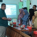 Kepala Dinkop UMTK Kota Kediri Bambang Priyambodo saat menyapa pelaku UMKM. (Ist).