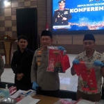 Kapolres Magetan menunjukkan barang bukti yang berhasil diamankan. Foto: Hendro Suhartono.