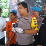 Kapolres Trenggalek AKBP Didit Bambang Wibowo saat menunjukkan barang bukti. foto: HERMAN S/ BANGSAONLINE