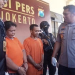 Kapolres Mojokerto AKBP Feby D. P. Hutagalung saat merilis kedua tersangka pelaku layanan threesome.