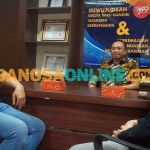 Kepala DPMPTSP Gresik, Agung Endro Dwi Setyo Utomo, saat menerima Koordinator Perizinan Smelter, Arif Adi Wisastra. Foto: SYUHUD/BANGSAONLINE