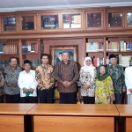 Para kiai foto bersama dengan Khofifah Indar Parawansa, Susilo Bambang Yudhoyono, Soekarwo dan Emil Dardak di perpustakaan pribadi SBY di Puri Cikeas Bogor Jawa Barat seusai penandatanganan surat rekom.