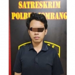 Pelaku saat berada di Mapolres Jombang.