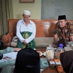 Petugas dari KPU Jatim saat supervisi coklit di Komplek Pondok Pesantren Bumi Sholawat.