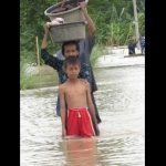Warga korban banjir luapan Sungai Bengawan Solo ketika mengungsi. foto: SYUHUD/ BANGSAONLINE