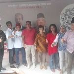 Ketua FAJ 01, Ermawan Wibisono (kaos merah) bersama panitia deklarasi dukungan alumni perguruan tinggi se-Jatim menggelar jumpa pers di posko FAJ 01. foto: DIDI ROSADI/ BANGSAONLINE