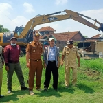 Koramil, pemerintah desa, dan pihak swasta gotong toyong melakukan normalisasi Anak Sungai Wrati, Kecamatan Gempol.