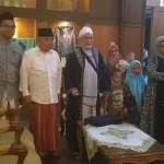 Prof Dr KH Asep Saifuddin Chalim, MA, bersama Dr KH Mauhiburrahman dan Ning Ima foto bersama Syaikh Prof. Dr. dr Yusri Rosdi Sayyid Jabr al Hasani dan istrinya, Dr Mona Yusri Rosdi, di ruang tunggu VVIP Bandara Juanda Sidoarjo, Selasa (14/11/2022). Foto: MMA/bangsaonline.com