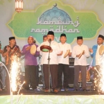 PUKUL REBANA: Bupati H Saiful Ilah saat menutup Kampung Ramadhan, Selasa (12/6) malam. foto: MUSTAIN/ BANGSAONLINE
 