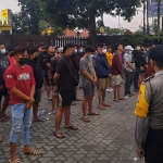 Petugas saat membina pemuda yang terlibat balap liar di Kawasan Bypass Balongbendo Sidoarjo.