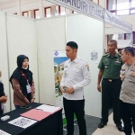 Bupati Tuban, Aditya Halindra Faridzky saat mengunjungi salah satu stan perusahaan pembuka lowongan kerja pada Job Fair 2023, di Hall Room Hotel Mustika, Rabu (26/7/2023).