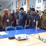 Anggota Komisi E DPRD Jatim bersama Gubernur dan Kadindik saat meninjau pelaksanaan UNBK hari pertama di SMAN 10 Surabaya.