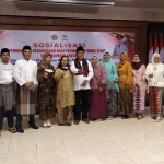 Para peserta sosialisasi pembauran kebangsaan yang memakai baju adat foto bareng usai kegiatan. foto: SYUHUD/ BANGSAONLINE