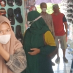 Pengunjung dan pedagang di Pasar Baru Lamongan tetap memakai masker.