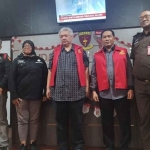 Hudiyono dan JT saat akan digelandang ke Rutan Tipikor Kejati Jatim. Foto: Dok. Istimewa