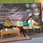 Prof Dr KH Asep Saifuddin Chalim, MA (baju putih kopiah hitam pegang mik), Tuan Guru Maarif Makmun (bersorban), M Mas