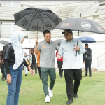 Dewan Pembina Persik Hanindhito Himawan Pramana (kanan) saat meninjau proses pembangunan Stadion Daha Jayati di Kecamatan Tarokan, Kabupaten Kediri (dok. Ist)