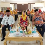 Ketua TP PKK Arumi Emil Dardak bersama Kaper BKKBN Jatim Yenrizal Makmur foto bersama para pengurus PWRI Jatim. foto: YUDI A/ BANGSAONLINE