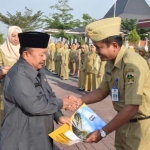 Bupati Madiun Muhtarom menyerahkan SK kenaikan pangkat kepada perwakilan ASN.  