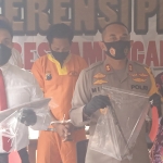 Kapolres AKBP Miko Indrayana dan Kasatreskrim AKP Yoan Septi Hendri menunjukkan barang bukti berupa golok yang digunakan tersangka untuk menyabet korban. 