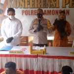 Kapolres AKBP Miko Indrayana saat memberikan keterangan pers. foto: NUR QOMAR/ BANGSAONLINE
