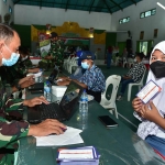 Para siswa-siswi SMP saat menunggu giliran vaksin di Makodim 0812 Lamongan.