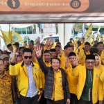 Ketua DPD Partai Golkar Sidoarjo Adam Rusydi foto bersama kader. Foto: Dok. Golkar Sidoarjo.